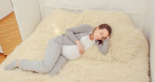 Pregnancy pillows can help pregnant women sleep comfortably.