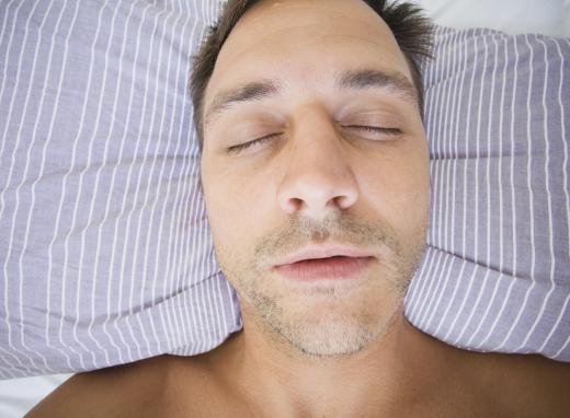 People who sleep on their back require a pillow that prevents their heads from tilting forward or backward.